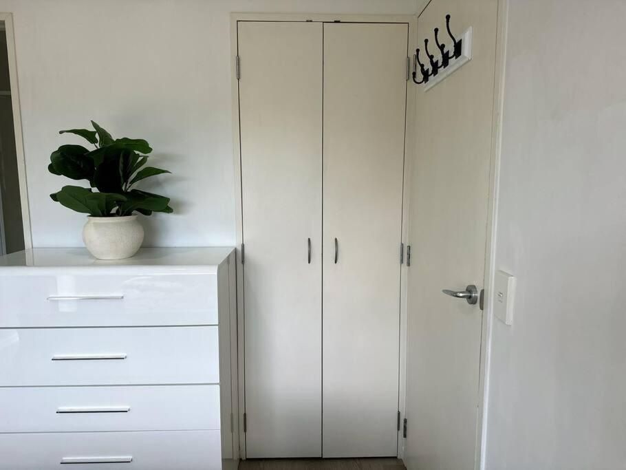 Immaculate 3 Bd 2 Bth Apartment -Free Carpark & Pool โอ๊คแลนด์ ภายนอก รูปภาพ
